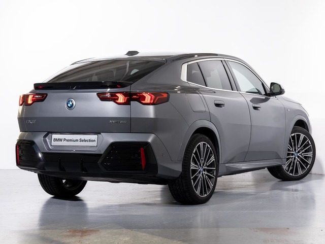 BMW iX2 xDrive30 color Gris. Año 2024. 230KW(313CV). Eléctrico. En concesionario Oliva Motor Girona de Girona