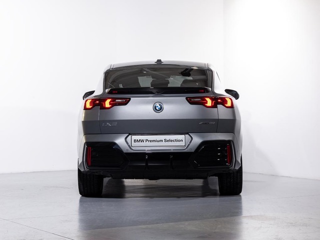 BMW iX2 xDrive30 color Gris. Año 2024. 230KW(313CV). Eléctrico. En concesionario Oliva Motor Girona de Girona