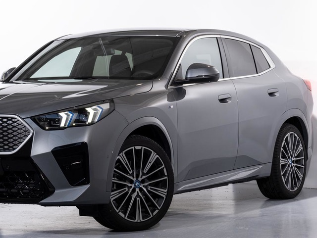 BMW iX2 xDrive30 color Gris. Año 2024. 230KW(313CV). Eléctrico. En concesionario Oliva Motor Girona de Girona