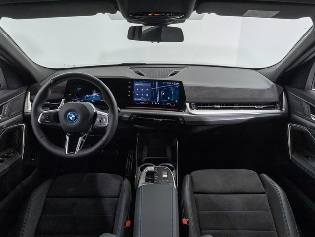 BMW iX2 xDrive30 color Gris. Año 2024. 230KW(313CV). Eléctrico. En concesionario Oliva Motor Girona de Girona