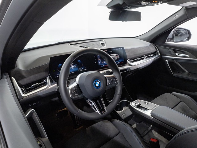 BMW iX2 xDrive30 color Gris. Año 2024. 230KW(313CV). Eléctrico. En concesionario Oliva Motor Girona de Girona