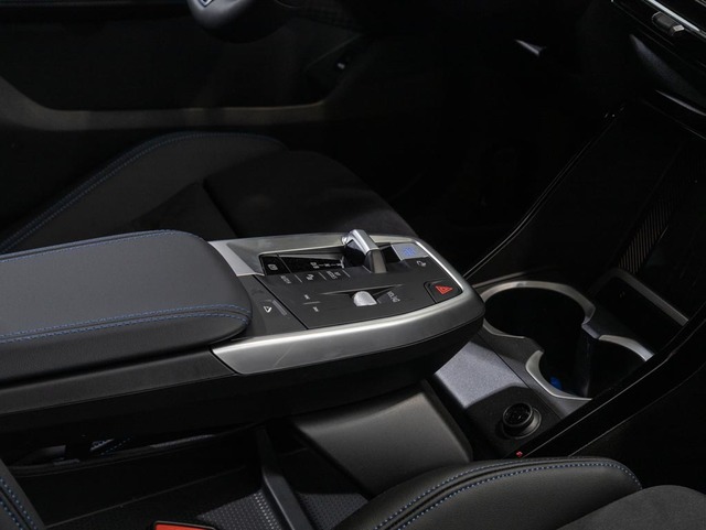 BMW iX2 xDrive30 color Gris. Año 2024. 230KW(313CV). Eléctrico. En concesionario Oliva Motor Girona de Girona
