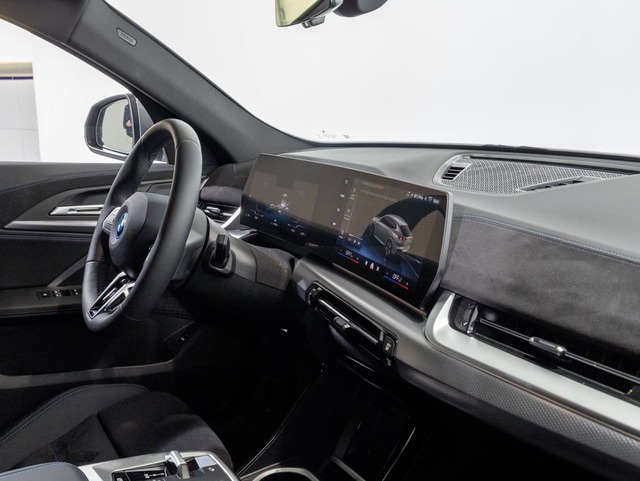 BMW iX2 xDrive30 color Gris. Año 2024. 230KW(313CV). Eléctrico. En concesionario Oliva Motor Girona de Girona
