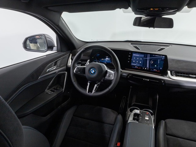 BMW iX2 xDrive30 color Gris. Año 2024. 230KW(313CV). Eléctrico. En concesionario Oliva Motor Girona de Girona