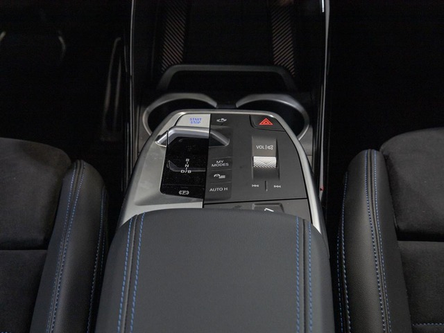 BMW iX2 xDrive30 color Gris. Año 2024. 230KW(313CV). Eléctrico. En concesionario Oliva Motor Girona de Girona