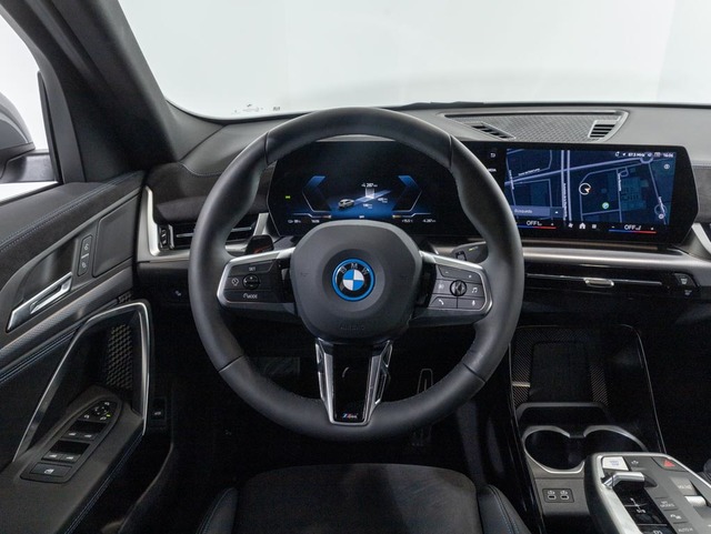 BMW iX2 xDrive30 color Gris. Año 2024. 230KW(313CV). Eléctrico. En concesionario Oliva Motor Girona de Girona
