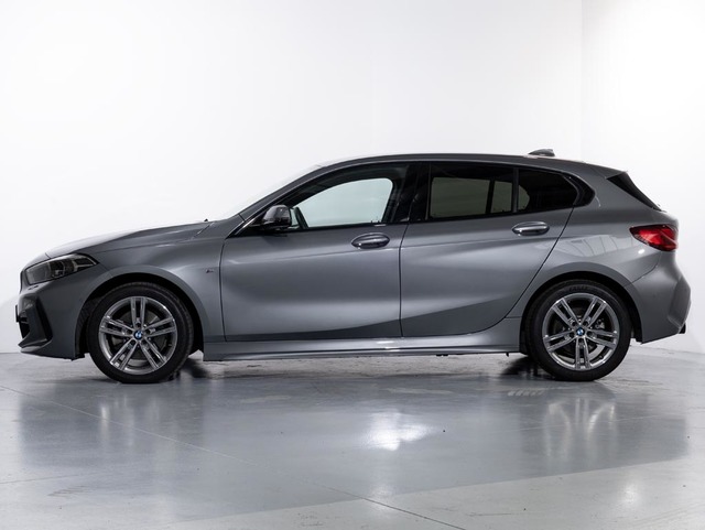 BMW Serie 1 118d color Gris. Año 2024. 110KW(150CV). Diésel. En concesionario Oliva Motor Girona de Girona