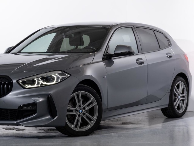 BMW Serie 1 118d color Gris. Año 2024. 110KW(150CV). Diésel. En concesionario Oliva Motor Girona de Girona
