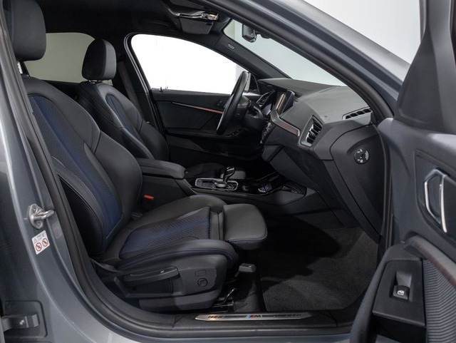 BMW Serie 1 118d color Gris. Año 2024. 110KW(150CV). Diésel. En concesionario Oliva Motor Girona de Girona