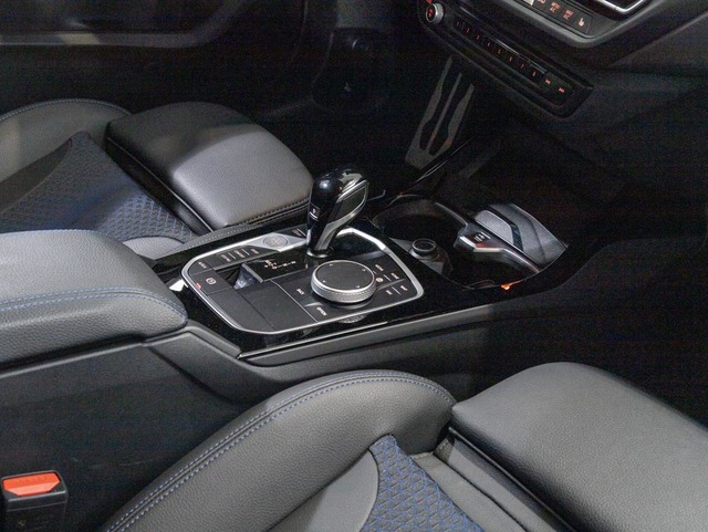BMW Serie 1 118d color Gris. Año 2024. 110KW(150CV). Diésel. En concesionario Oliva Motor Girona de Girona