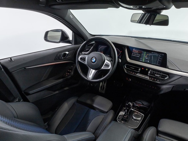 BMW Serie 1 118d color Gris. Año 2024. 110KW(150CV). Diésel. En concesionario Oliva Motor Girona de Girona