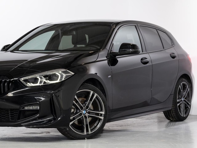 BMW Serie 1 118i color Negro. Año 2024. 103KW(140CV). Gasolina. En concesionario Oliva Motor Girona de Girona