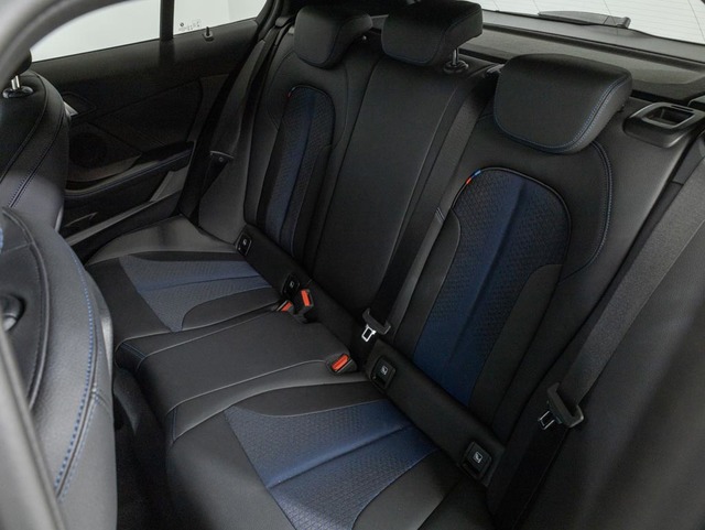BMW Serie 1 118i color Negro. Año 2024. 103KW(140CV). Gasolina. En concesionario Oliva Motor Girona de Girona