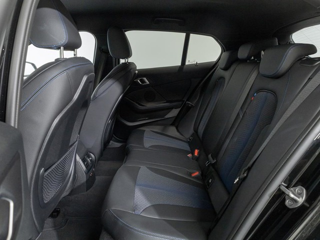 BMW Serie 1 118i color Negro. Año 2024. 103KW(140CV). Gasolina. En concesionario Oliva Motor Girona de Girona