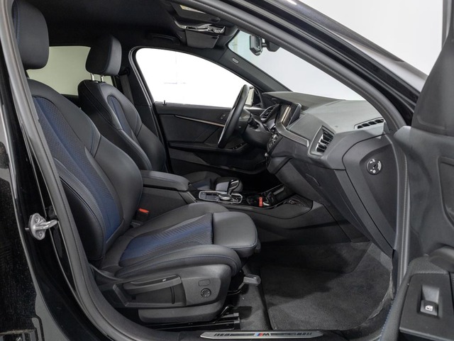 BMW Serie 1 118i color Negro. Año 2024. 103KW(140CV). Gasolina. En concesionario Oliva Motor Girona de Girona