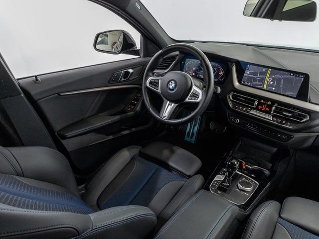 BMW Serie 1 118i color Negro. Año 2024. 103KW(140CV). Gasolina. En concesionario Oliva Motor Girona de Girona