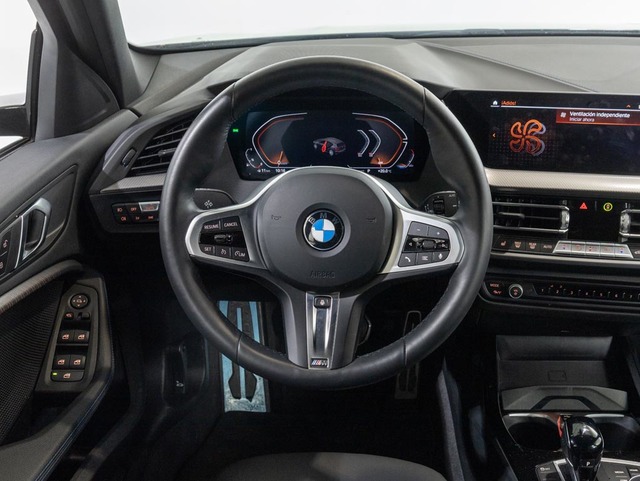 BMW Serie 1 118i color Negro. Año 2024. 103KW(140CV). Gasolina. En concesionario Oliva Motor Girona de Girona