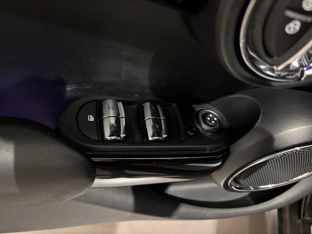 fotoG 25 del MINI MINI 5 Puertas Cooper SD Auto 125 kW (170 CV) 170cv Diésel del 2019 en Almería