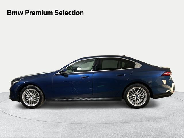 BMW Serie 5 520d color Azul. Año 2024. 145KW(197CV). Diésel. En concesionario San Pablo Motor | Su Eminencia de Sevilla