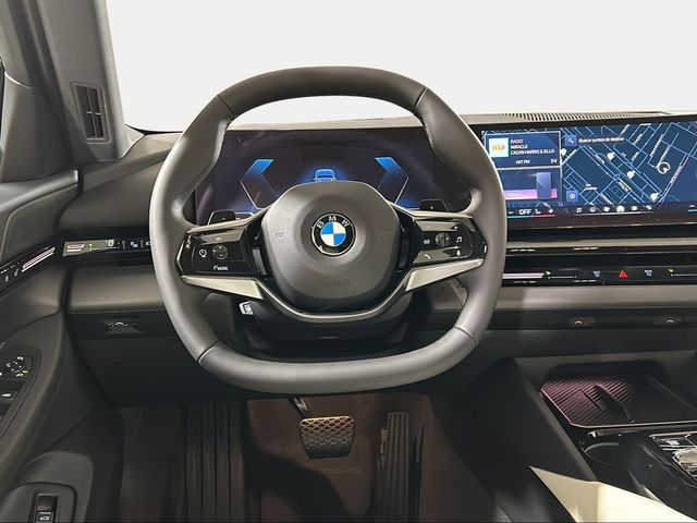 BMW Serie 5 520d color Azul. Año 2024. 145KW(197CV). Diésel. En concesionario San Pablo Motor | Su Eminencia de Sevilla