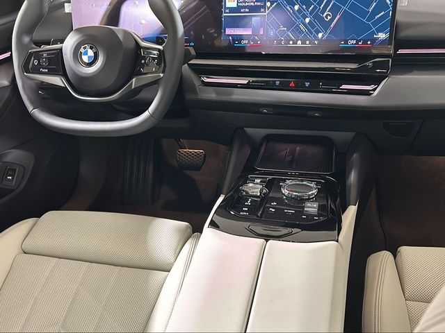 BMW Serie 5 520d color Azul. Año 2024. 145KW(197CV). Diésel. En concesionario San Pablo Motor | Su Eminencia de Sevilla