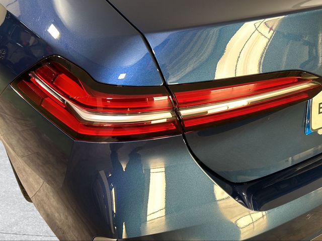 BMW Serie 5 520d color Azul. Año 2024. 145KW(197CV). Diésel. En concesionario San Pablo Motor | Su Eminencia de Sevilla