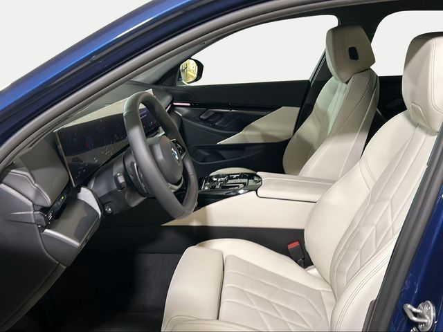 BMW Serie 5 520d color Azul. Año 2024. 145KW(197CV). Diésel. En concesionario San Pablo Motor | Su Eminencia de Sevilla