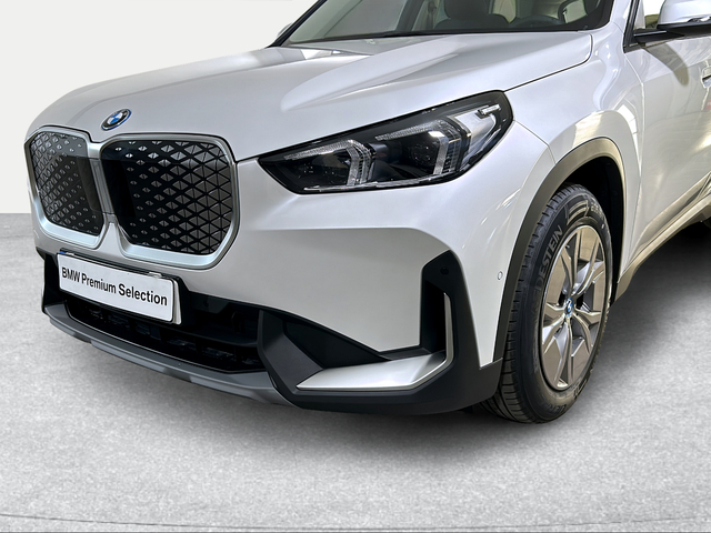 BMW iX1 xDrive30 color Blanco. Año 2024. 230KW(313CV). Eléctrico. En concesionario San Pablo Motor | Su Eminencia de Sevilla