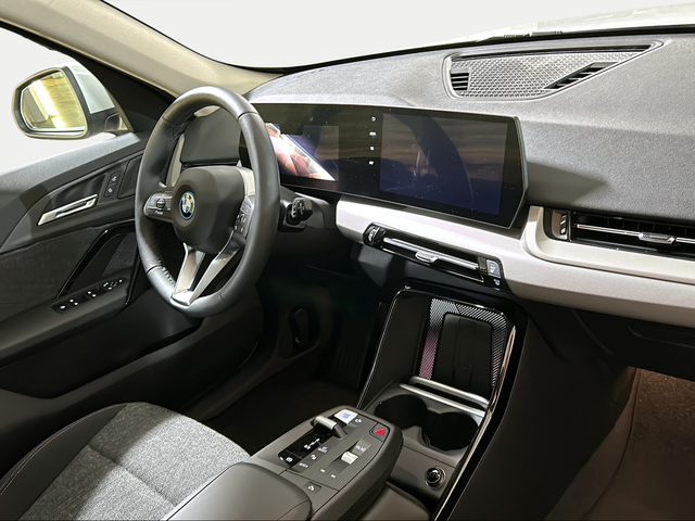 BMW iX1 xDrive30 color Blanco. Año 2024. 230KW(313CV). Eléctrico. En concesionario San Pablo Motor | Su Eminencia de Sevilla