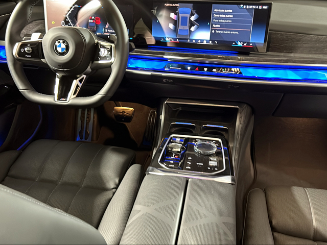 BMW Serie 7 740d color Gris. Año 2024. 220KW(299CV). Diésel. En concesionario San Pablo Motor | Su Eminencia de Sevilla