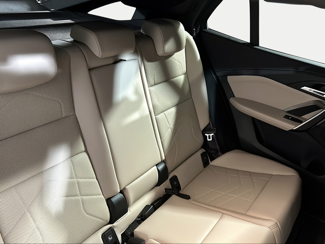 BMW iX2 eDrive20 color Gris. Año 2024. 150KW(204CV). Eléctrico. En concesionario San Pablo Motor | Su Eminencia de Sevilla