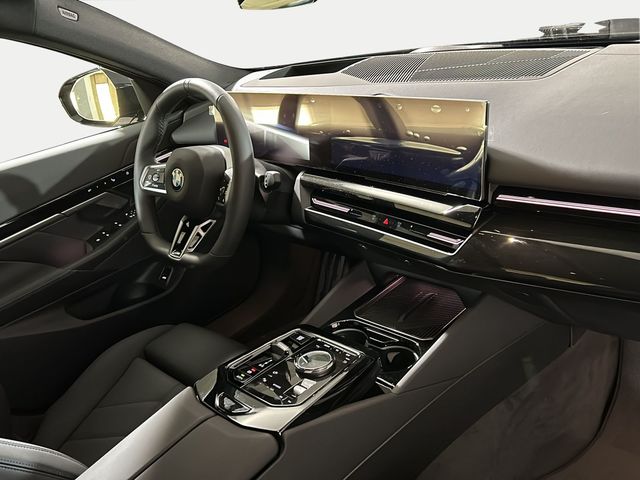 BMW Serie 5 520d color Negro. Año 2024. 145KW(197CV). Diésel. En concesionario San Pablo Motor | Su Eminencia de Sevilla