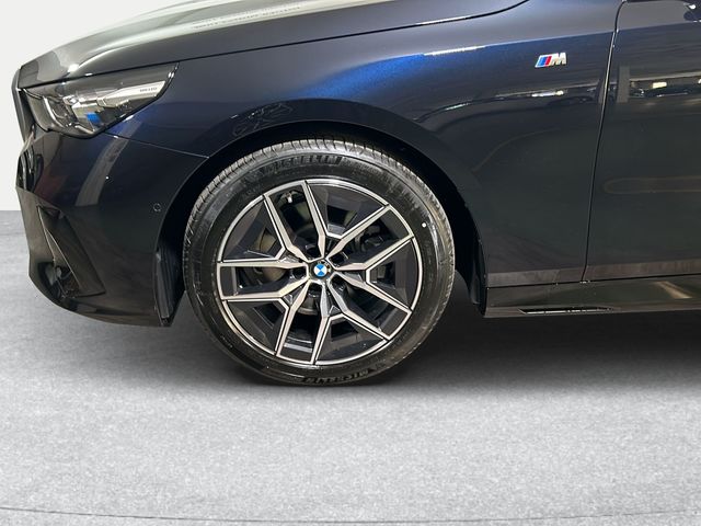 BMW Serie 5 520d color Negro. Año 2024. 145KW(197CV). Diésel. En concesionario San Pablo Motor | Su Eminencia de Sevilla