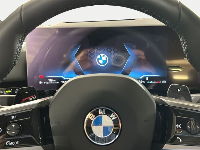 BMW Serie 5 520d color Negro. Año 2024. 145KW(197CV). Diésel. En concesionario San Pablo Motor | Su Eminencia de Sevilla