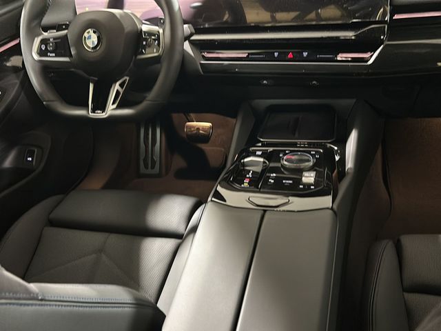 BMW Serie 5 520d color Negro. Año 2024. 145KW(197CV). Diésel. En concesionario San Pablo Motor | Su Eminencia de Sevilla