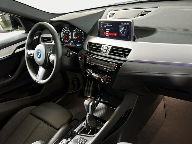 BMW X2 xDrive25e color Gris. Año 2025. 162KW(220CV). Híbrido Electro/Gasolina. En concesionario San Pablo Motor | Su Eminencia de Sevilla
