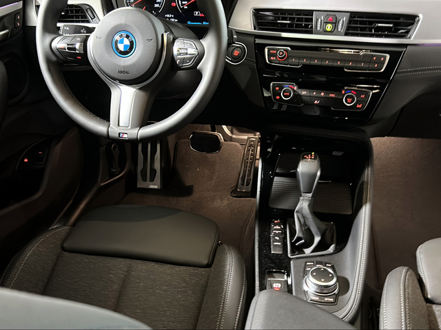 BMW X2 xDrive25e color Gris. Año 2025. 162KW(220CV). Híbrido Electro/Gasolina. En concesionario San Pablo Motor | Su Eminencia de Sevilla