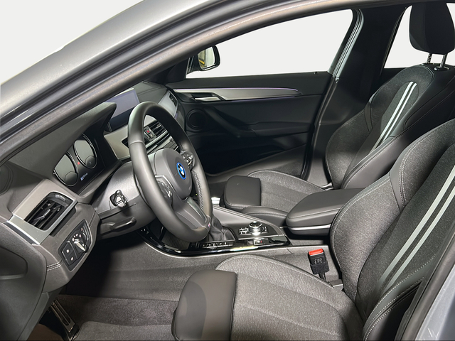 BMW X2 xDrive25e color Gris. Año 2025. 162KW(220CV). Híbrido Electro/Gasolina. En concesionario San Pablo Motor | Su Eminencia de Sevilla