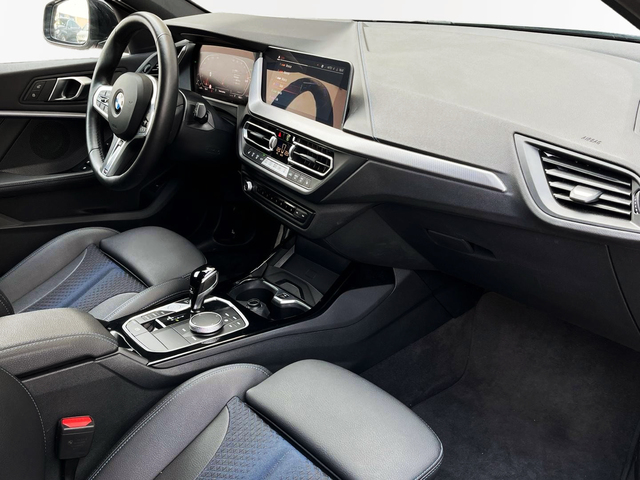 BMW Serie 1 120i color Gris. Año 2024. 131KW(178CV). Gasolina. En concesionario CARTAGENA PREMIUM S.L. de Murcia