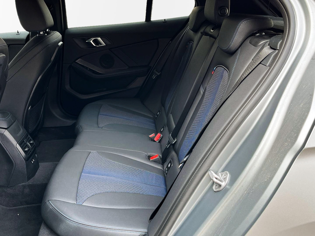 BMW Serie 1 120i color Gris. Año 2024. 131KW(178CV). Gasolina. En concesionario CARTAGENA PREMIUM S.L. de Murcia
