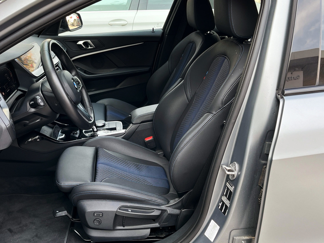 BMW Serie 1 120i color Gris. Año 2024. 131KW(178CV). Gasolina. En concesionario CARTAGENA PREMIUM S.L. de Murcia