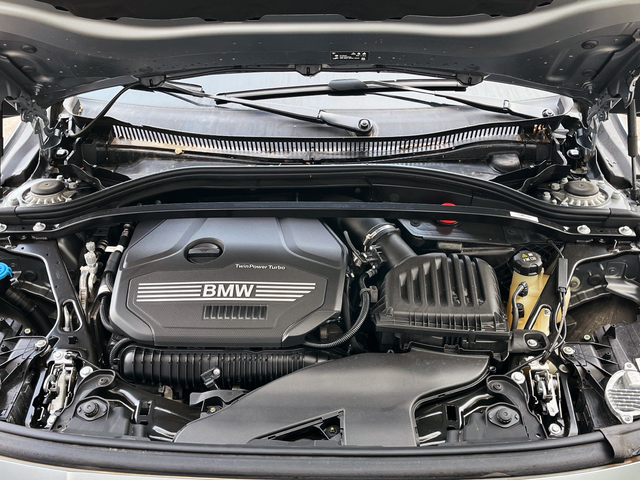 BMW Serie 1 120i color Gris. Año 2024. 131KW(178CV). Gasolina. En concesionario CARTAGENA PREMIUM S.L. de Murcia