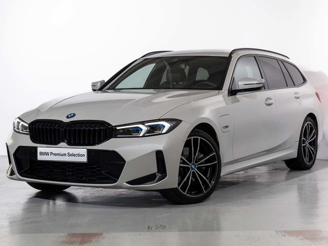 BMW Serie 3 330e Touring color Blanco. Año 2023. 215KW(292CV). Híbrido Electro/Gasolina. En concesionario Oliva Motor Girona de Girona