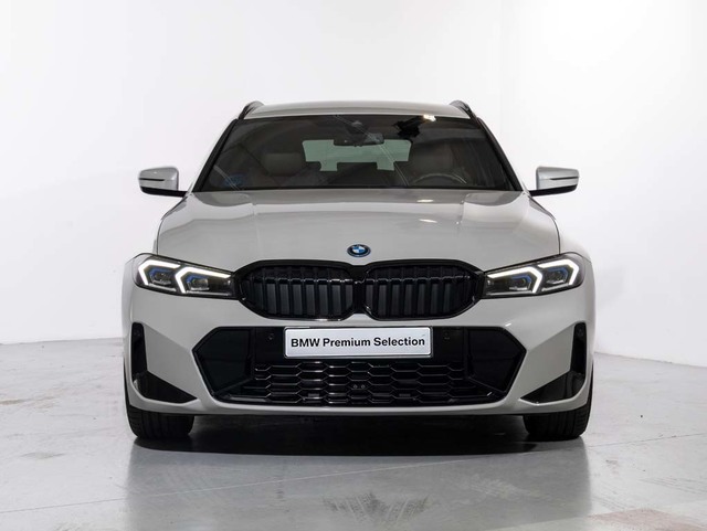BMW Serie 3 330e Touring color Blanco. Año 2023. 215KW(292CV). Híbrido Electro/Gasolina. En concesionario Oliva Motor Girona de Girona
