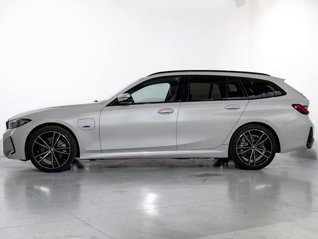 BMW Serie 3 330e Touring color Blanco. Año 2023. 215KW(292CV). Híbrido Electro/Gasolina. En concesionario Oliva Motor Girona de Girona