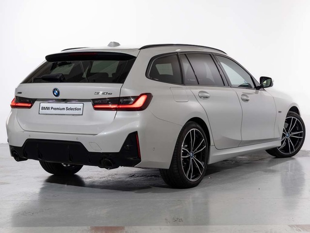 BMW Serie 3 330e Touring color Blanco. Año 2023. 215KW(292CV). Híbrido Electro/Gasolina. En concesionario Oliva Motor Girona de Girona