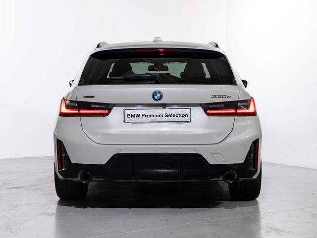 BMW Serie 3 330e Touring color Blanco. Año 2023. 215KW(292CV). Híbrido Electro/Gasolina. En concesionario Oliva Motor Girona de Girona