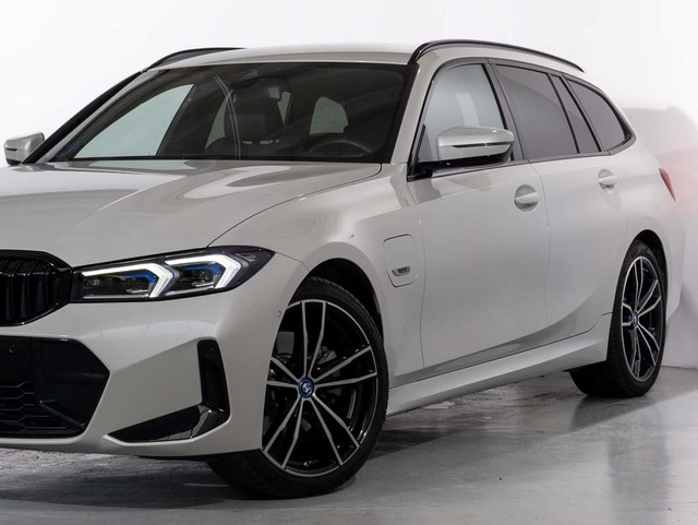 BMW Serie 3 330e Touring color Blanco. Año 2023. 215KW(292CV). Híbrido Electro/Gasolina. En concesionario Oliva Motor Girona de Girona
