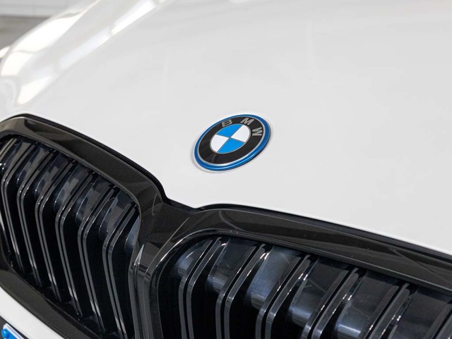 BMW Serie 3 330e Touring color Blanco. Año 2023. 215KW(292CV). Híbrido Electro/Gasolina. En concesionario Oliva Motor Girona de Girona