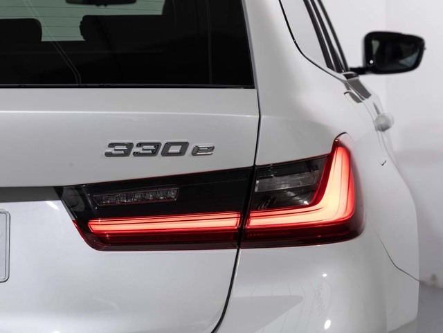 BMW Serie 3 330e Touring color Blanco. Año 2023. 215KW(292CV). Híbrido Electro/Gasolina. En concesionario Oliva Motor Girona de Girona